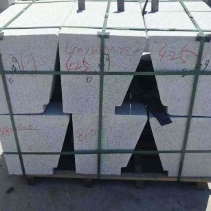 成都 芝麻白异形坐凳，石凳