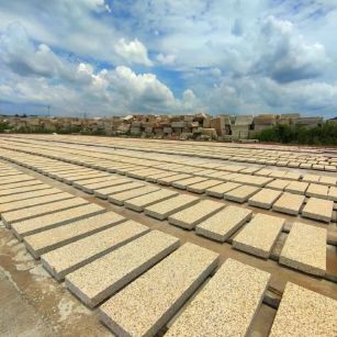 成都 黄金麻花岗岩荔枝面地铺石防护中