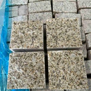 成都 黄金麻花岗岩自然面小方块，弹石，马蹄石等