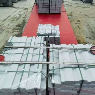 成都 芝麻白仿形加直形路沿石出货日常