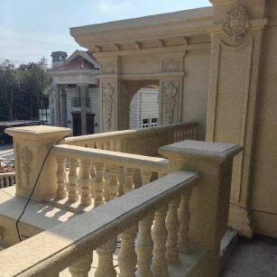 成都 黄金麻别墅外墙干挂雕花配合阳台栏杆花瓶柱