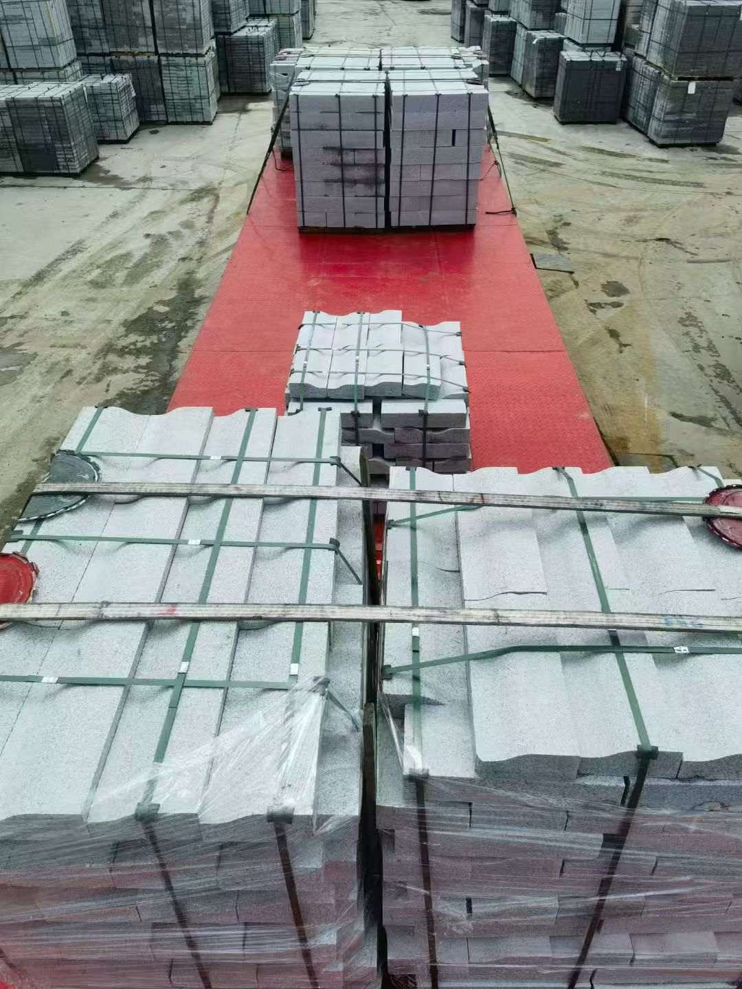 成都 芝麻白仿形加直形路沿石出货日常