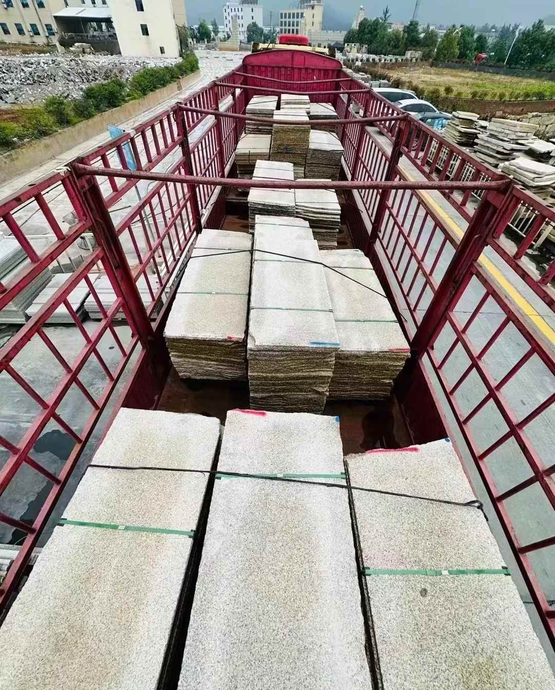 成都 黄金麻花岗岩荔枝面，光面毛板装车完成