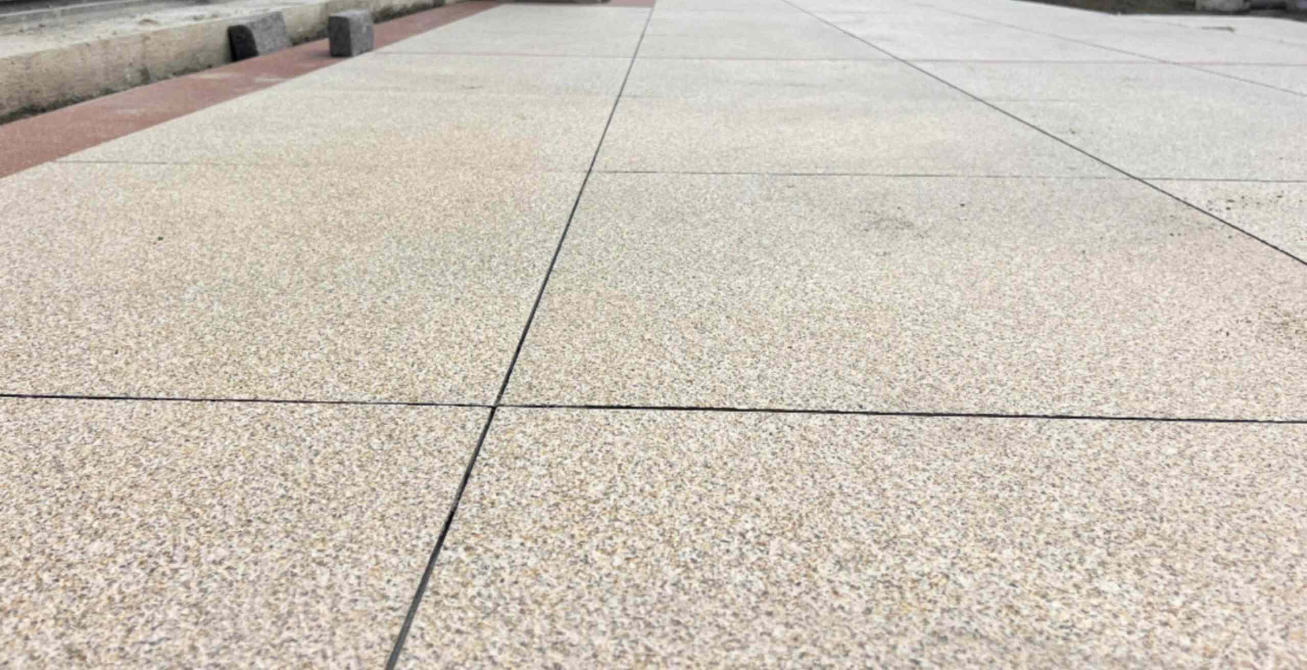 成都 黄金麻花岗岩石板材荔枝面地面铺装效果