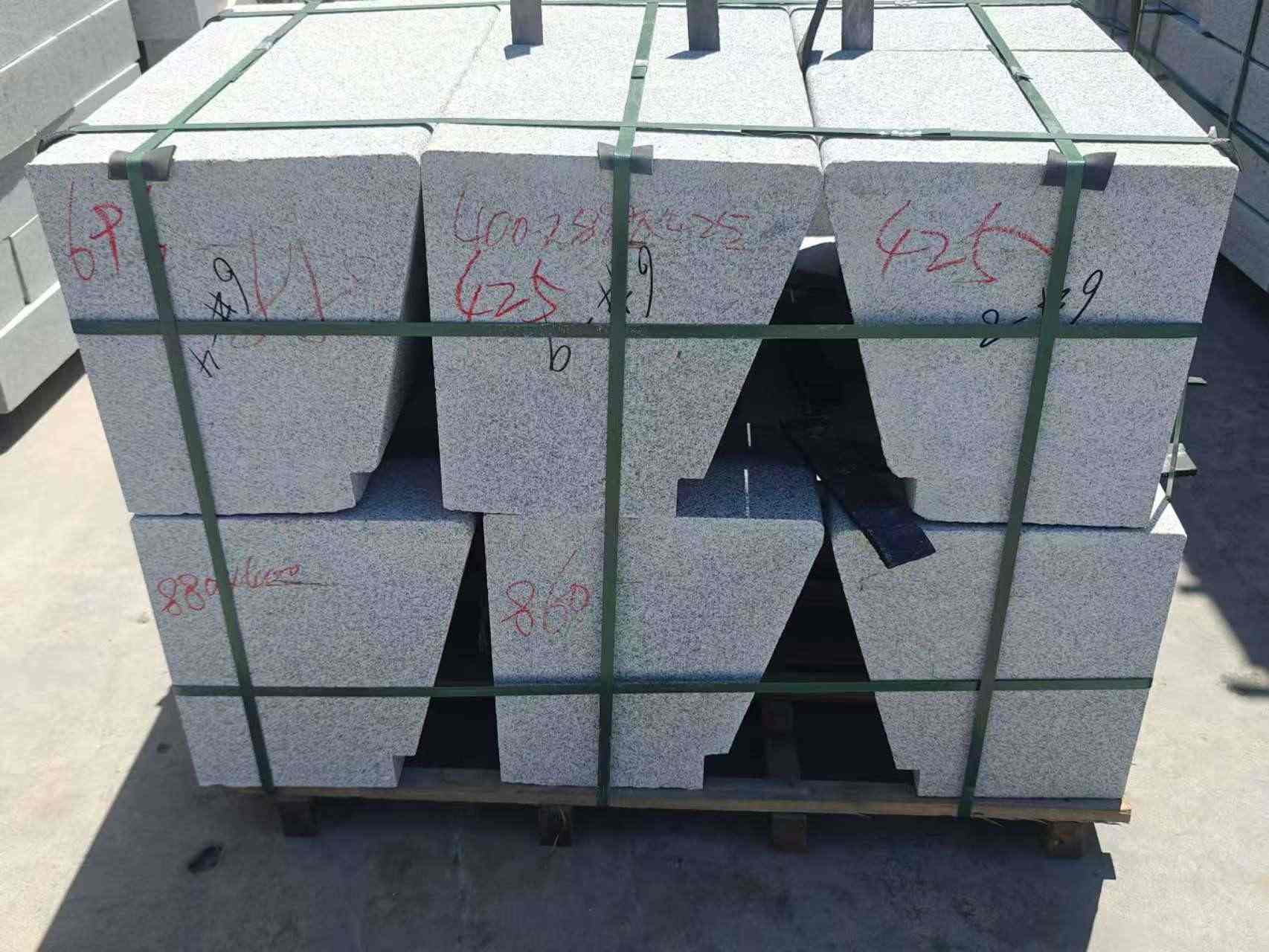 成都 芝麻白异形坐凳，石凳