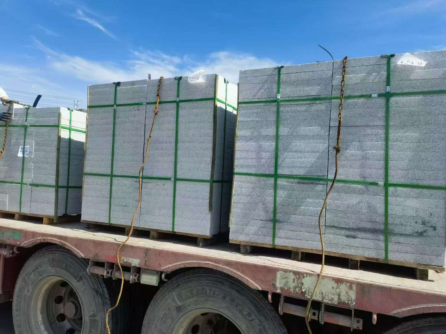 成都 芝麻白花岗岩地铺石装车日常