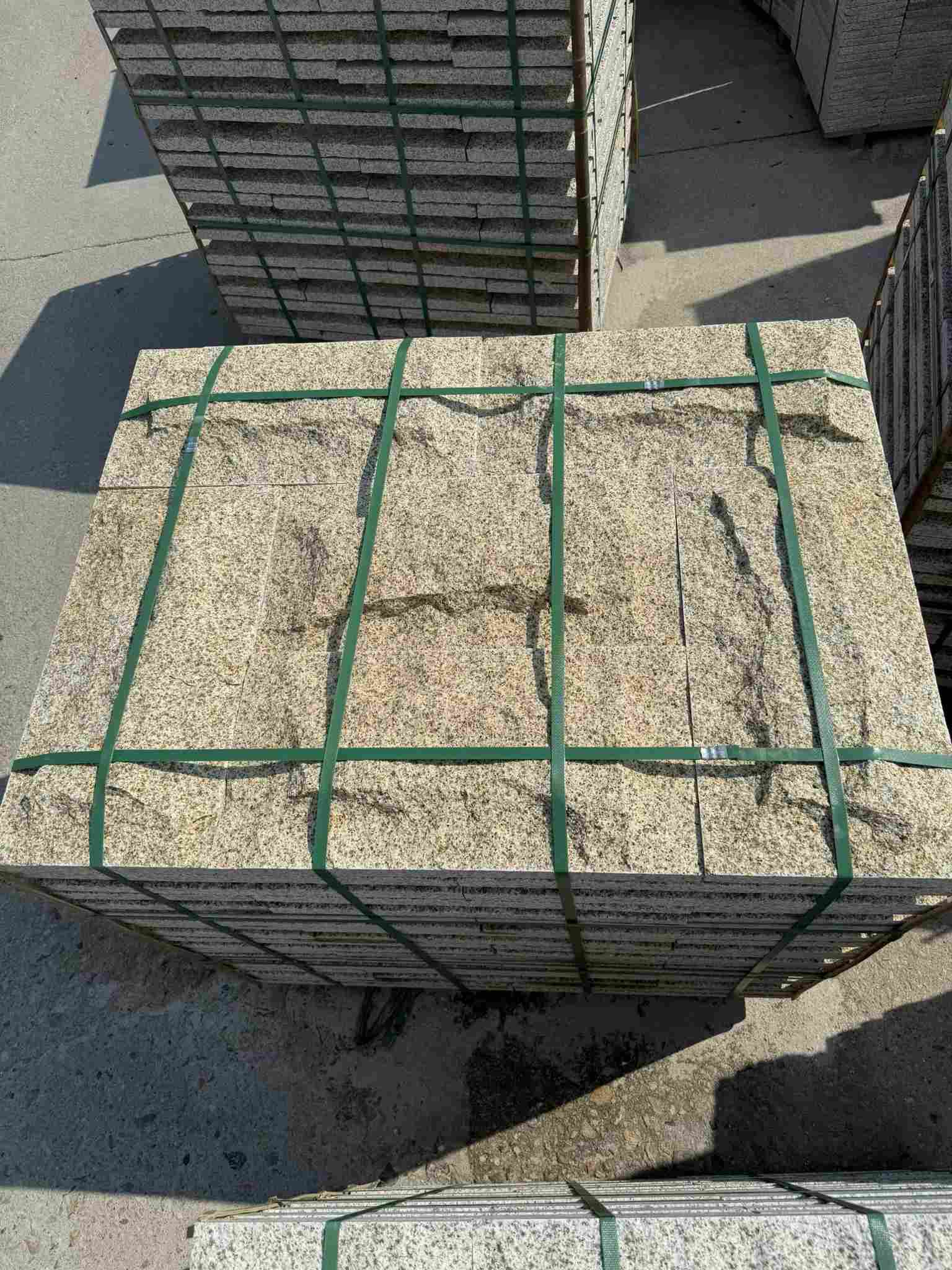 成都 黄金麻花岗岩石材自然面蘑菇石成品