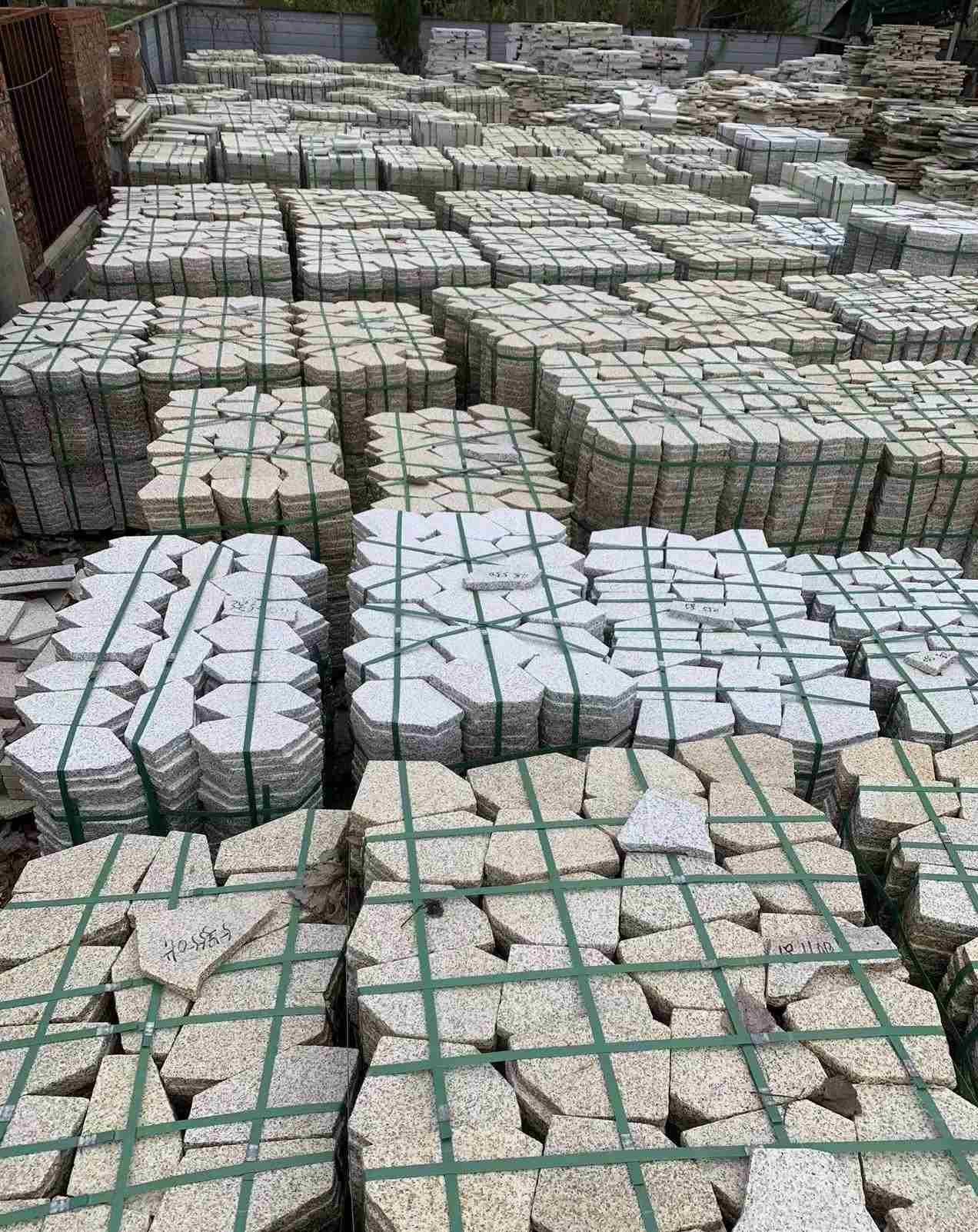 成都 黄金麻白麻花岗岩荔枝面地铺石(冰裂纹)