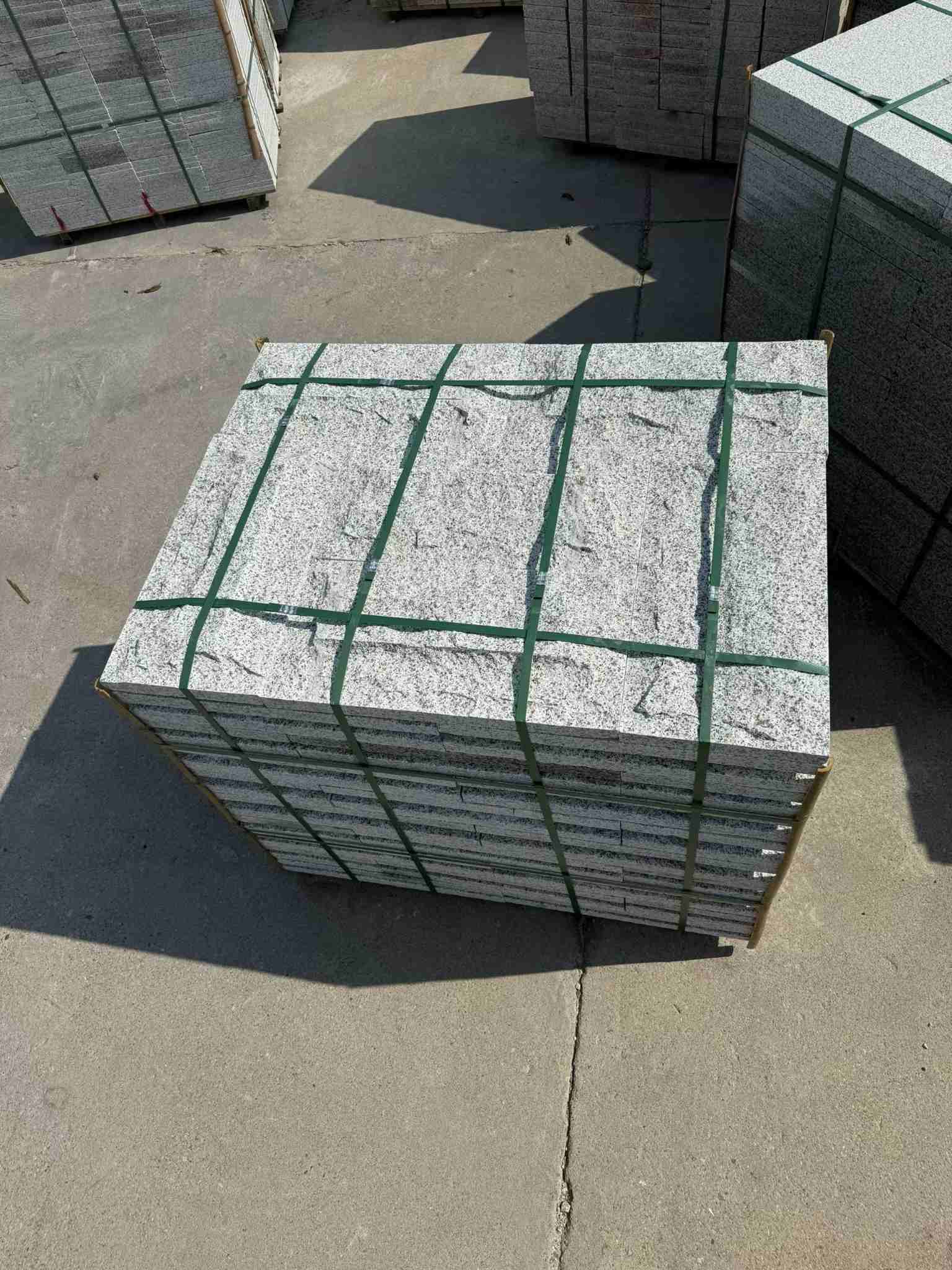 成都 白麻花岗岩石材自然面蘑菇石成品