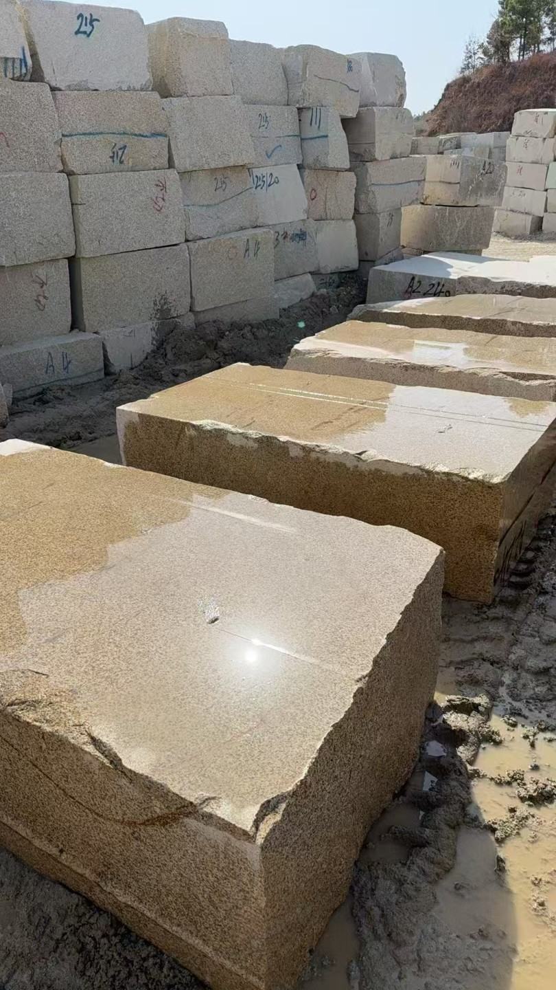 成都 黄金麻方料堆场洗料分选中，原材料充足