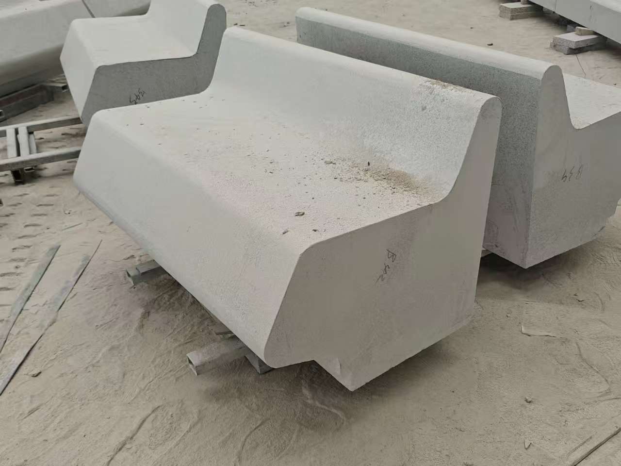 成都 芝麻白花岗岩异形坐凳，石凳