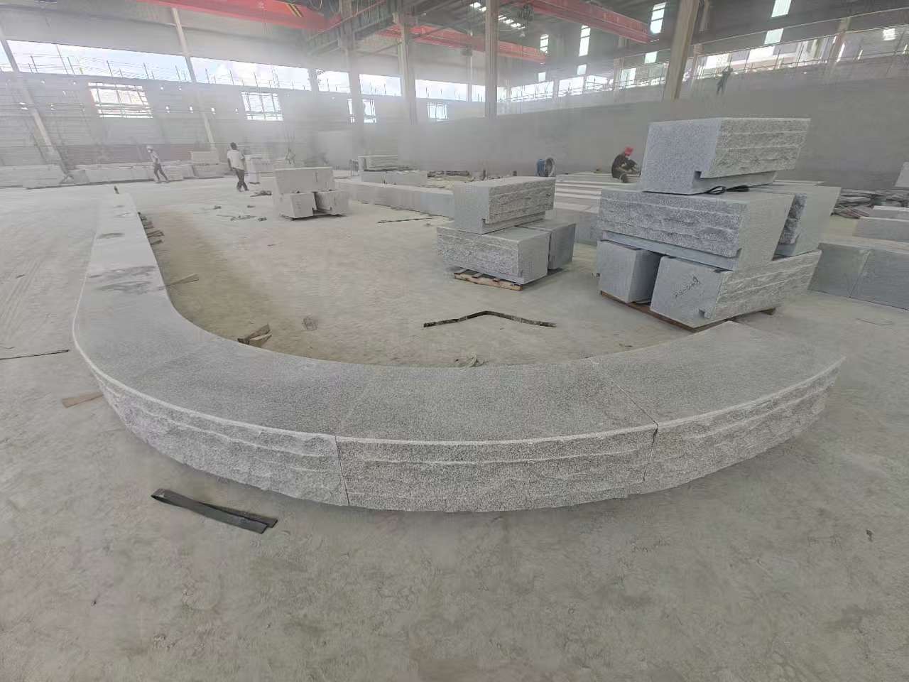 成都 芝麻白异形坐凳，自然面光面弧形加工