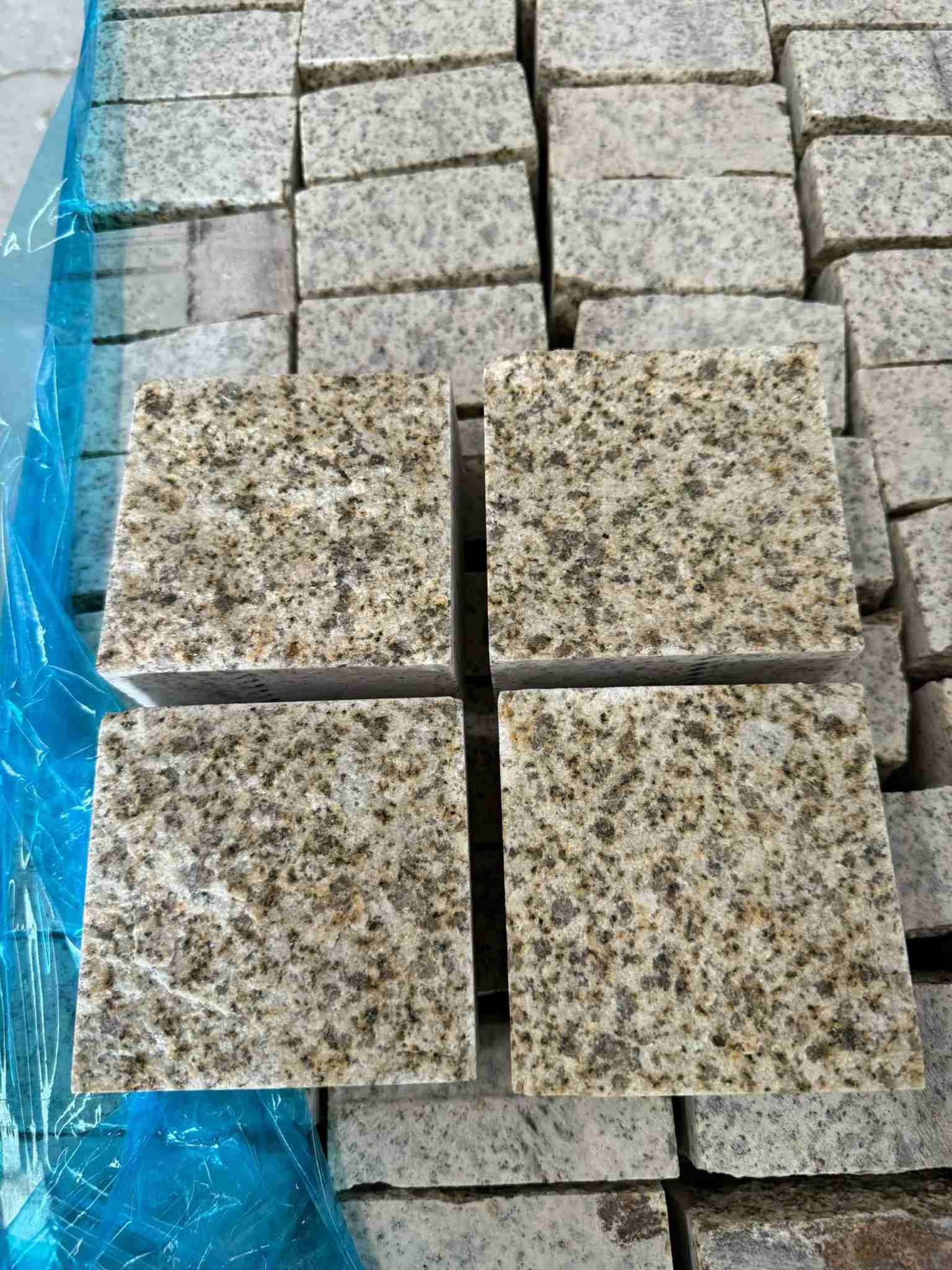 成都 黄金麻花岗岩自然面小方块，弹石，马蹄石等