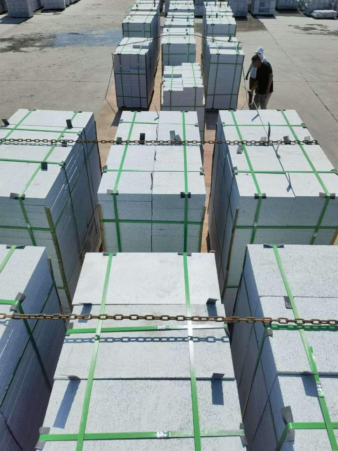 成都 芝麻白花岗岩5公分地铺石 花岗岩厂家工厂装车日常