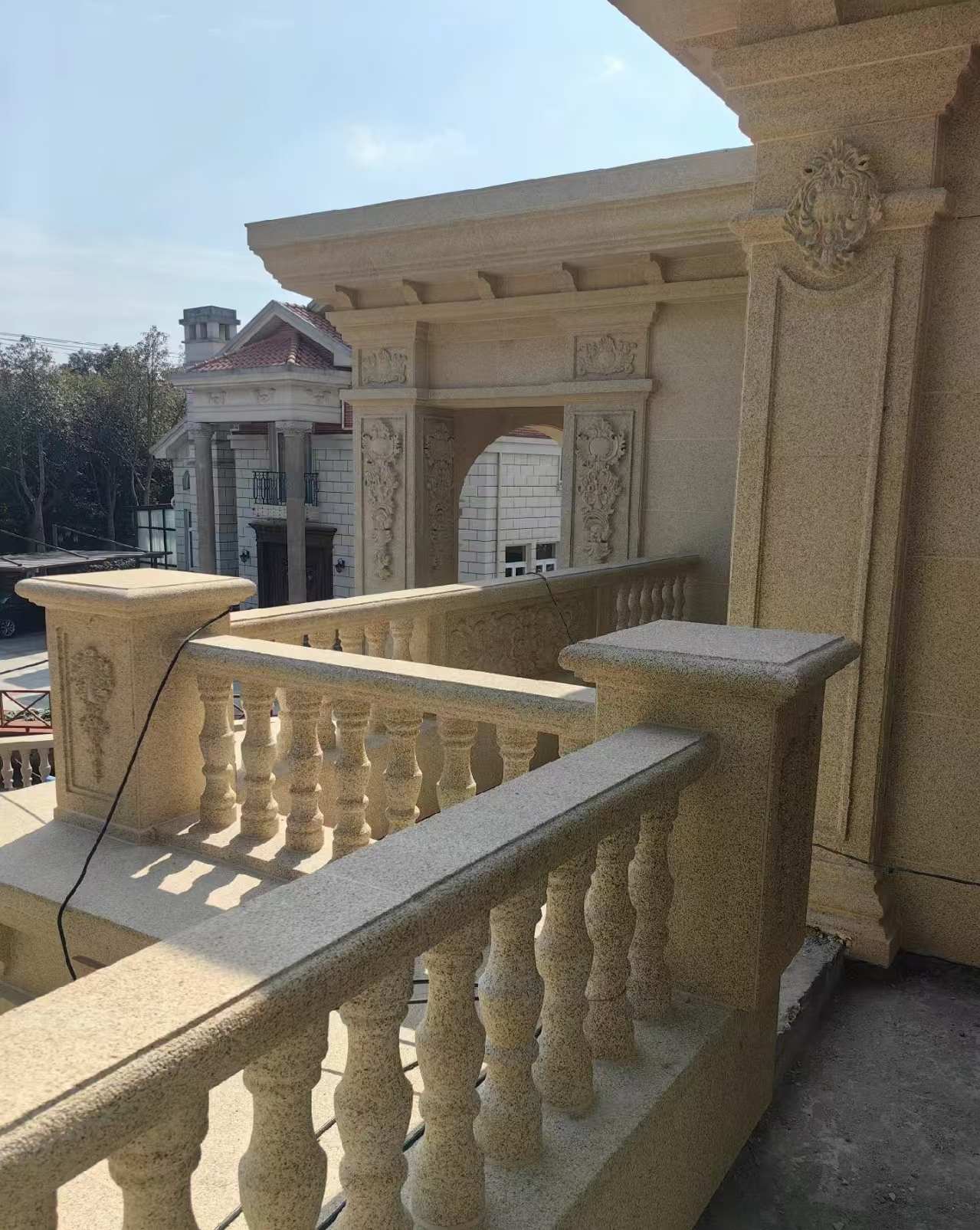 成都 黄金麻别墅外墙干挂雕花配合阳台栏杆花瓶柱