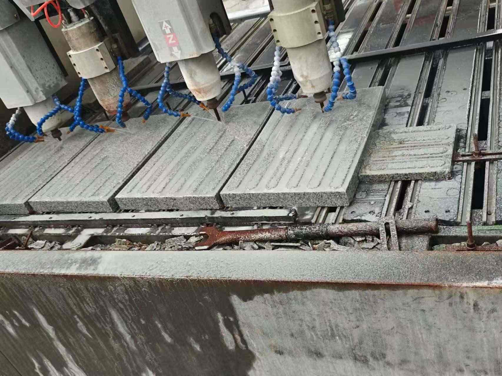 成都 芝麻白花岗岩荔枝面盲道雕刻