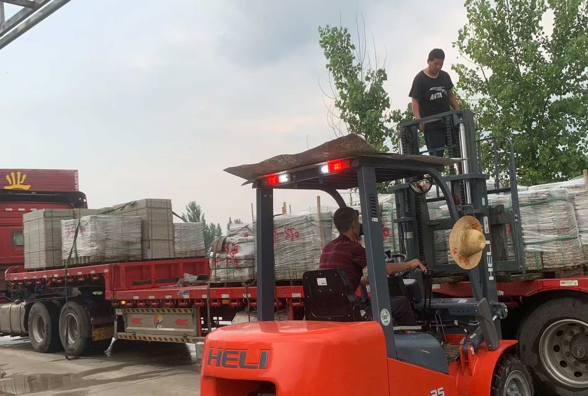 成都 黄金麻冰裂纹，地铺石装车