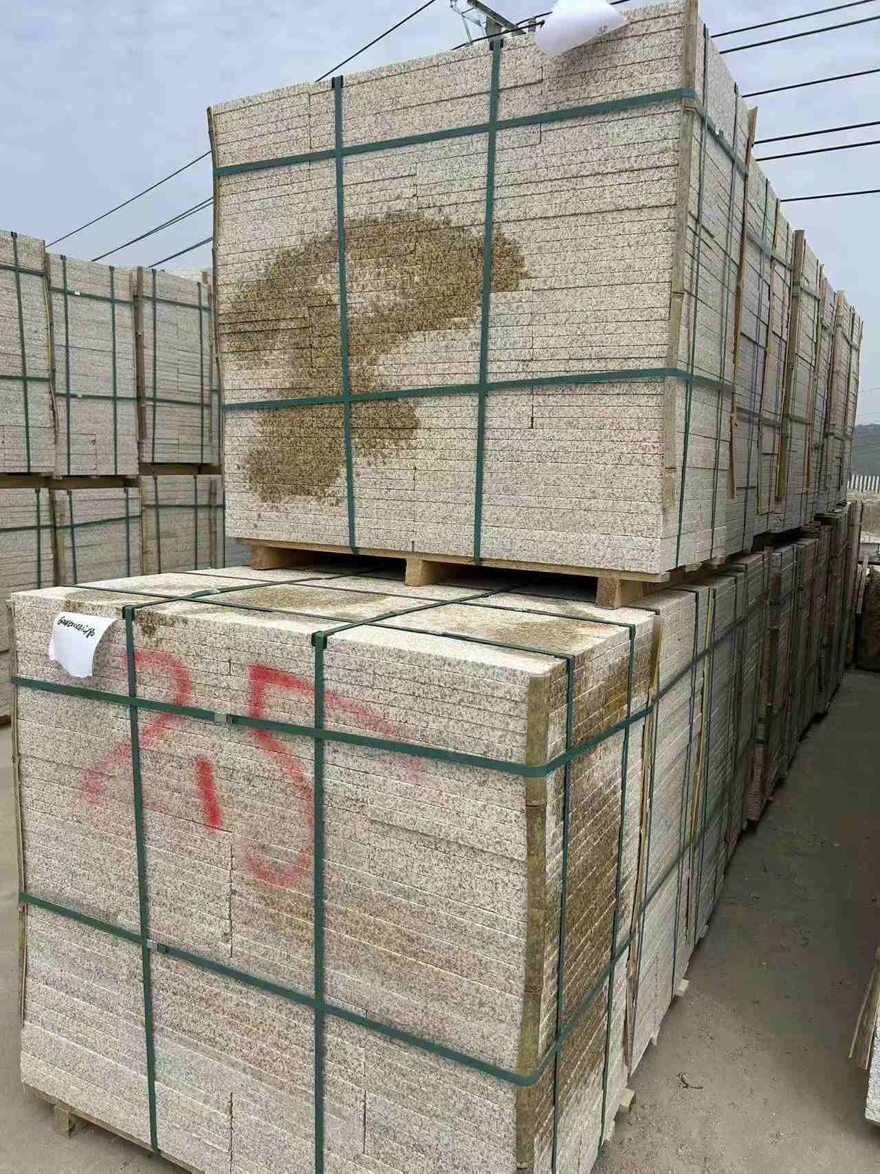 成都 黄金麻花岗岩石材荔枝面地铺石2.5*300*600