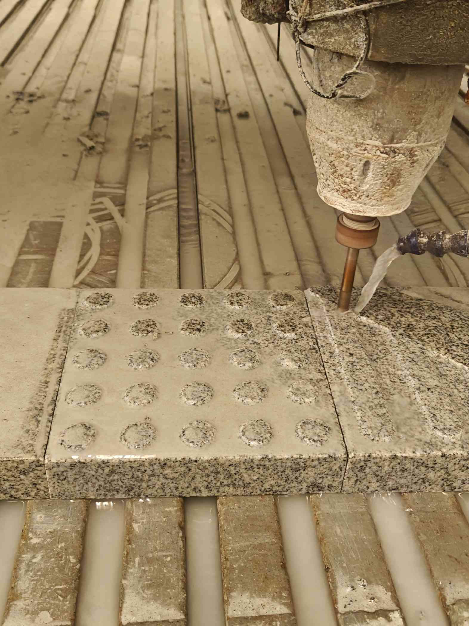 成都 芝麻白花岗岩石材盲人石、盲道石、盲点石