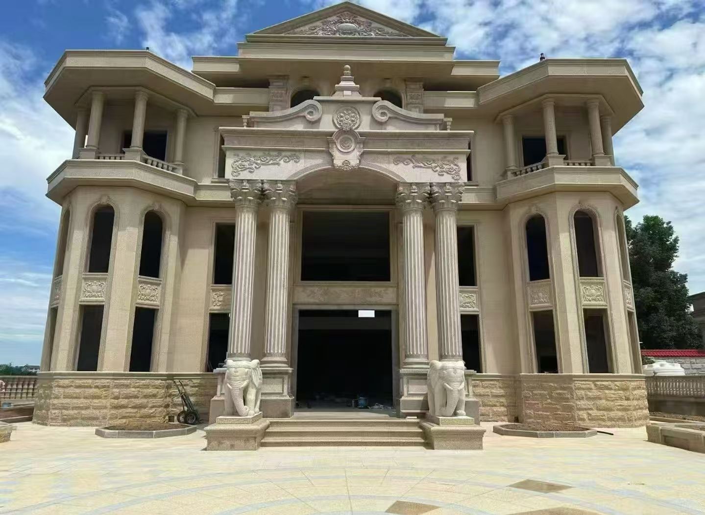 成都 黄金麻别墅外墙干挂，大柱，大象，蘑菇石，雕花板