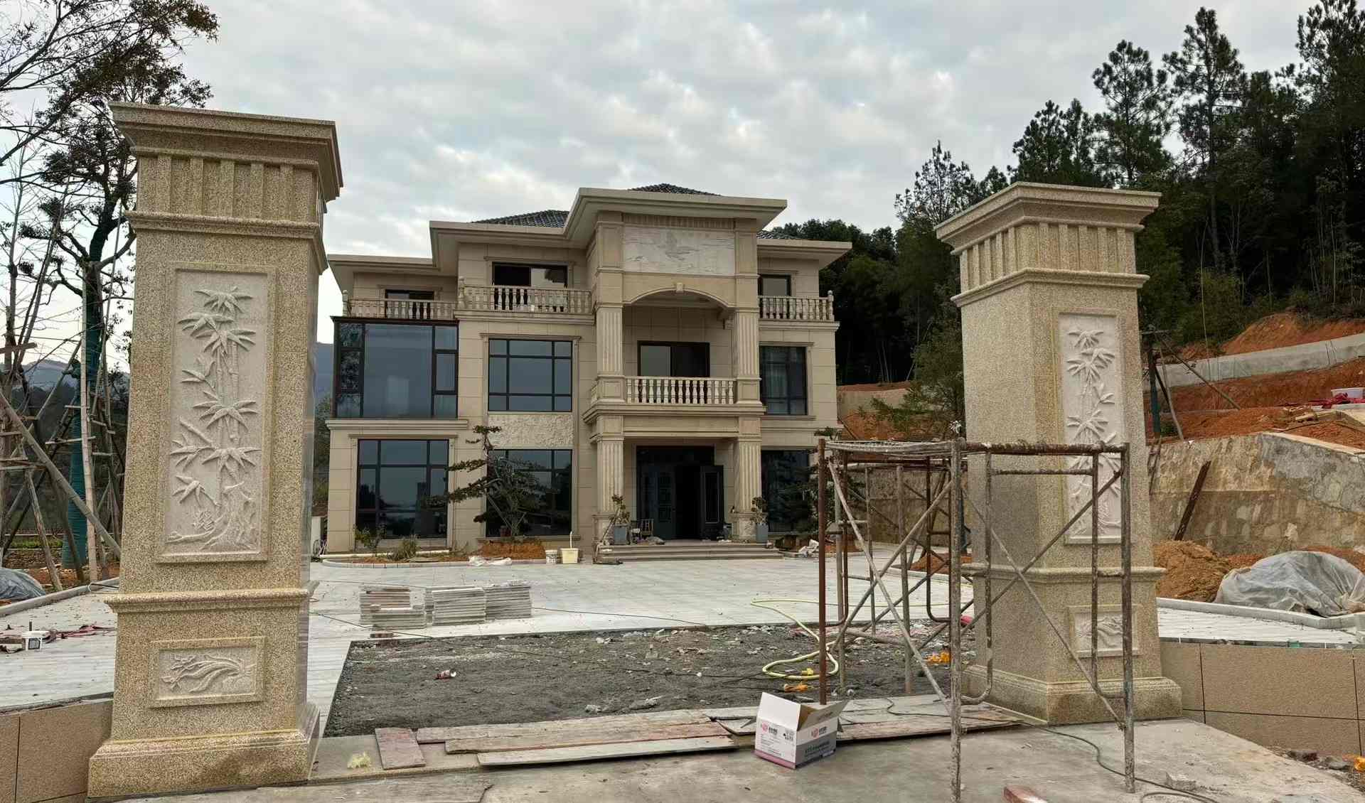 成都 黄金麻花岗岩别墅雕花外墙干挂配上门口雕花罗马柱