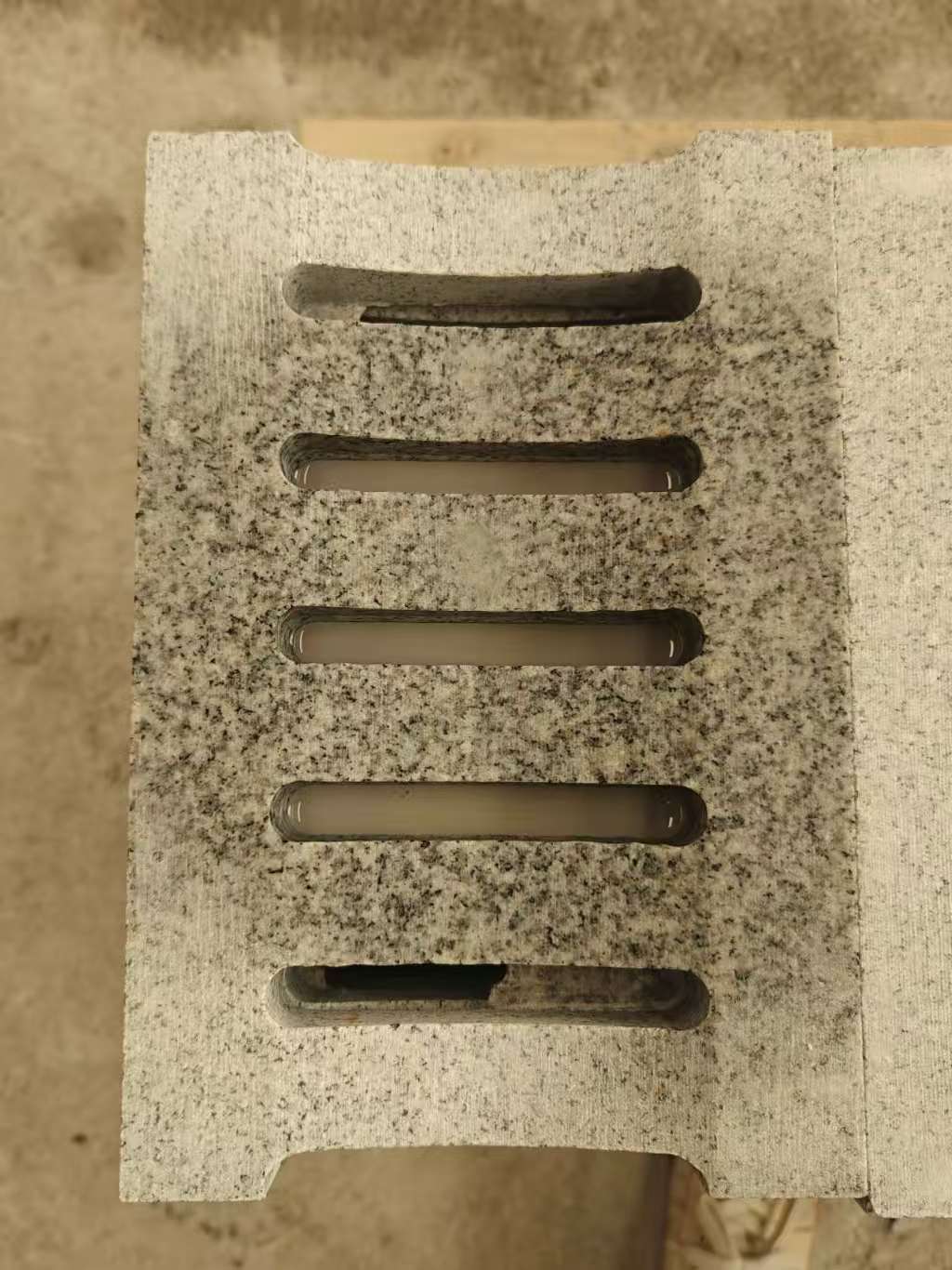 成都 芝麻白拉丝面花岗岩U型开槽排水槽